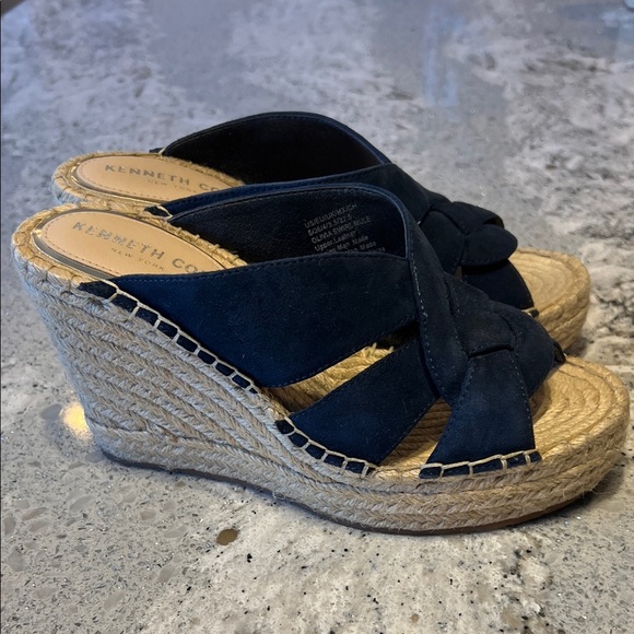 NWOB KENNETH COLE NEW YORK Women's Navy 1-1/2" Platform Olivia Swirl Mules Shoes - Picture 1 of 7